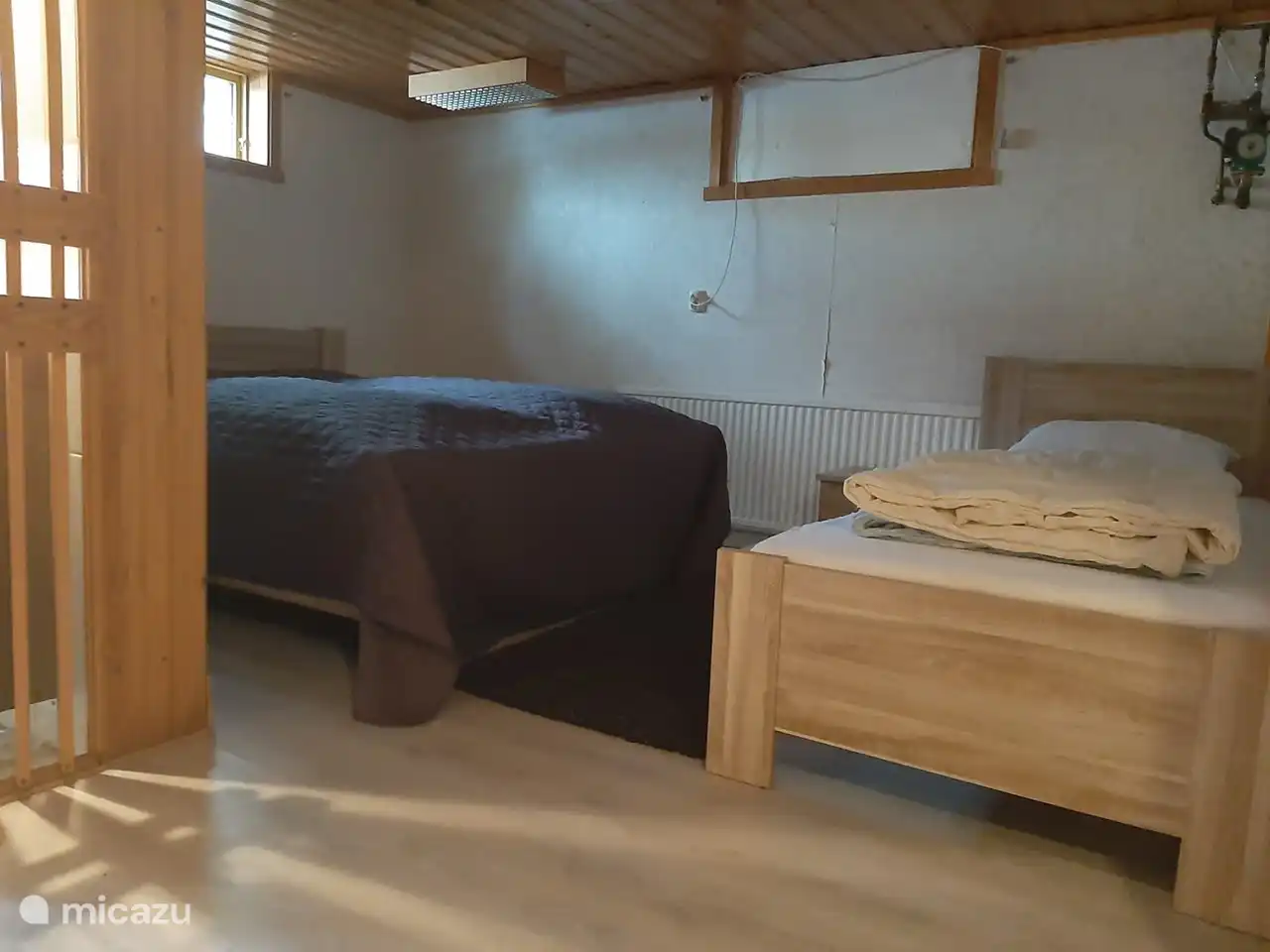 Offenes Schlafzimmer im Untergeschoss.