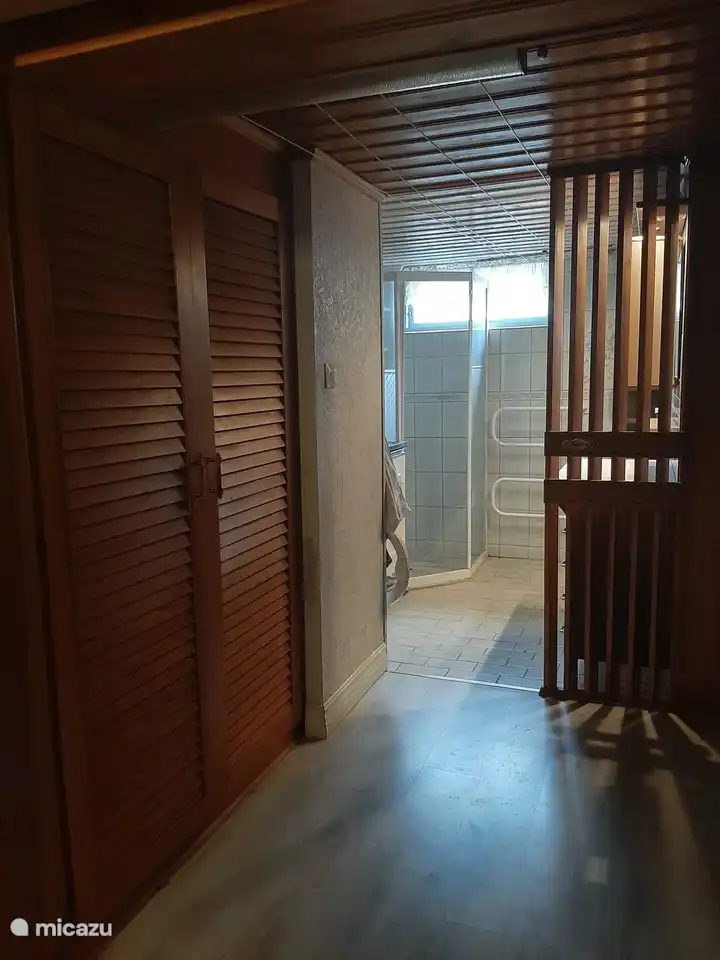 Offenes Badezimmer im Untergeschoss.