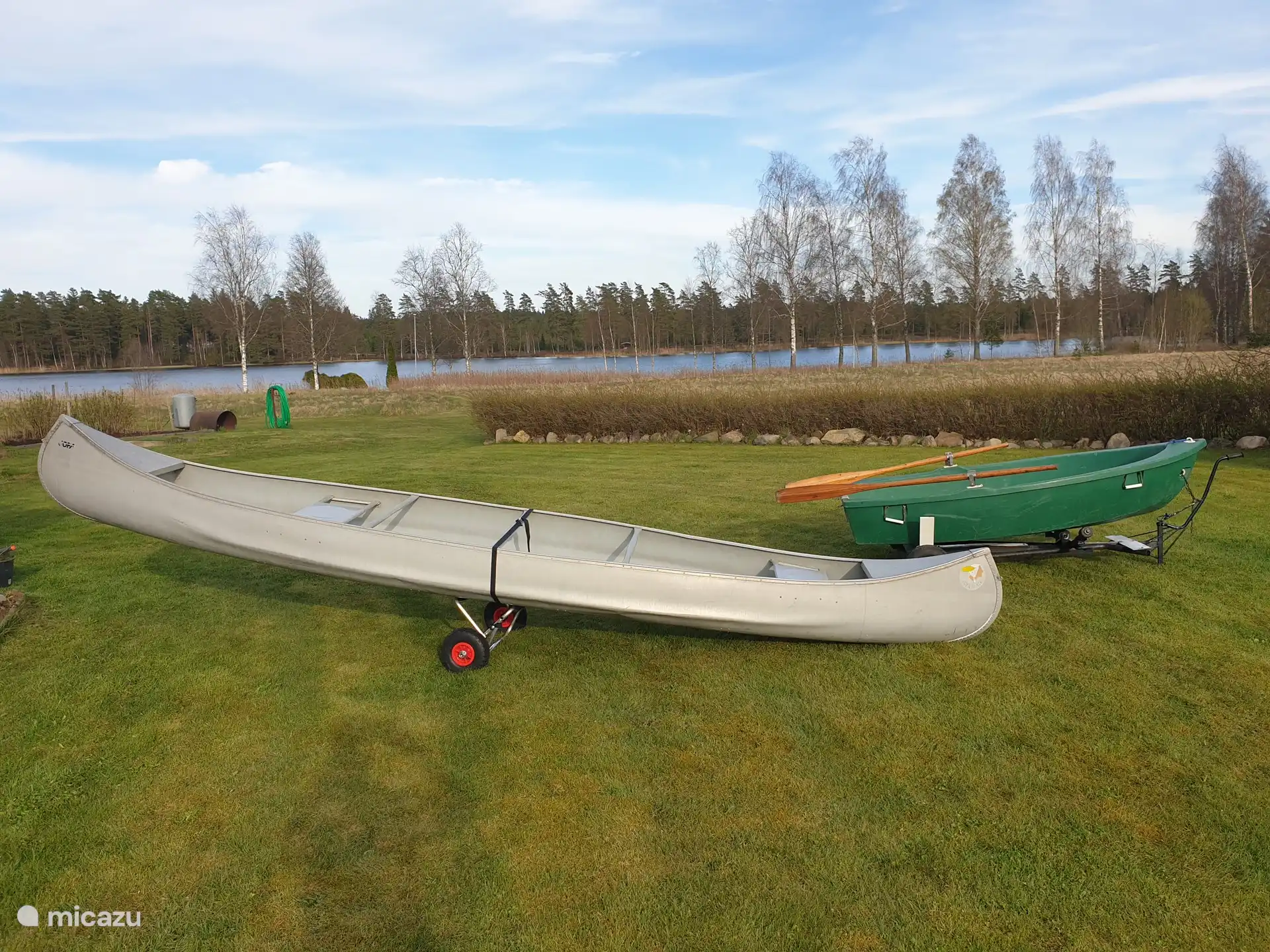 Kanadisches Kanu und Ruderboot für die Kinder.
