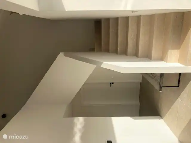 Flur zu unteren Zimmern mit Treppen zum Schlafzimmer mit eigenem Bad 