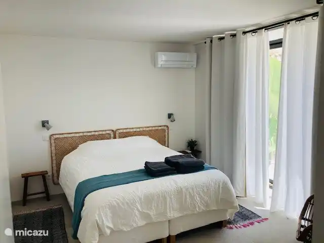 Schlafzimmer unten, direkt am Pool