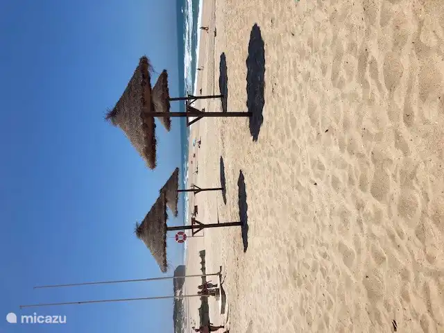 Strand an der Alanorte Bar, Cocktail mit den Füßen im Sand!
