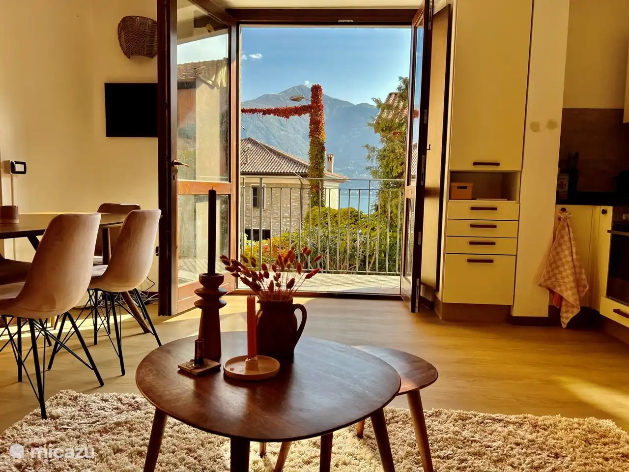 Woonkamer met uitzicht op het Comomeer