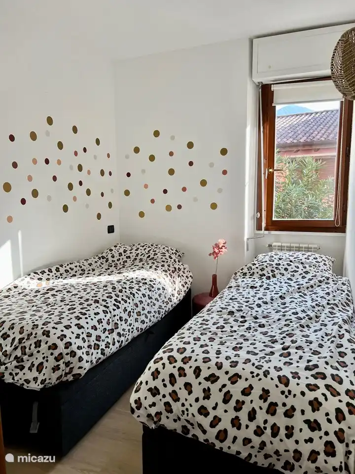 Slaapkamer met 2 boxspringbedden