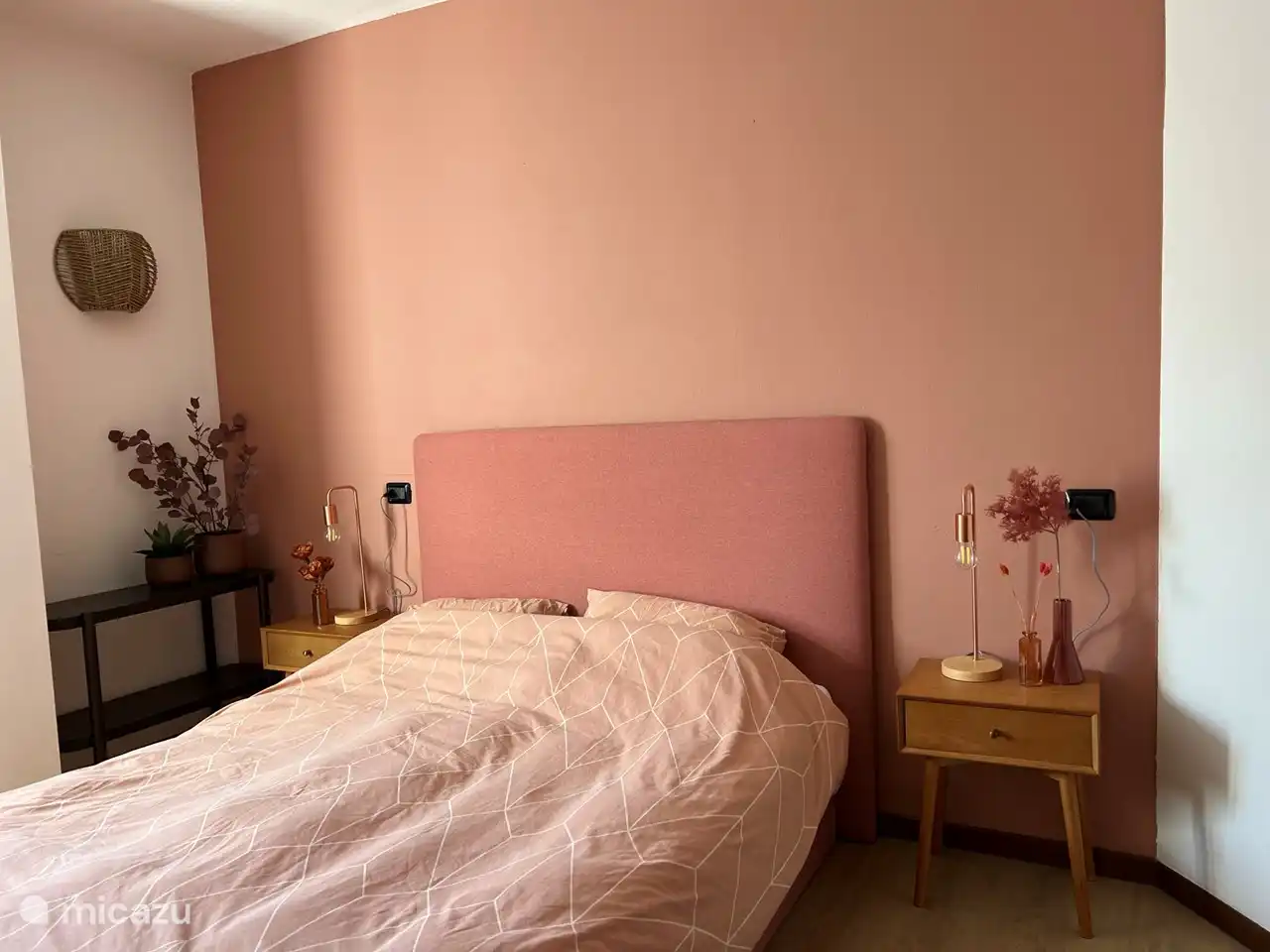 Slaapkamer met boxspringbed en airconditioning.