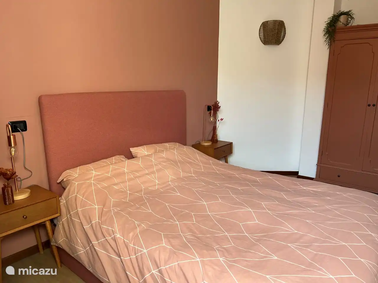 Slaapkamer met boxspringbed en airconditioning.