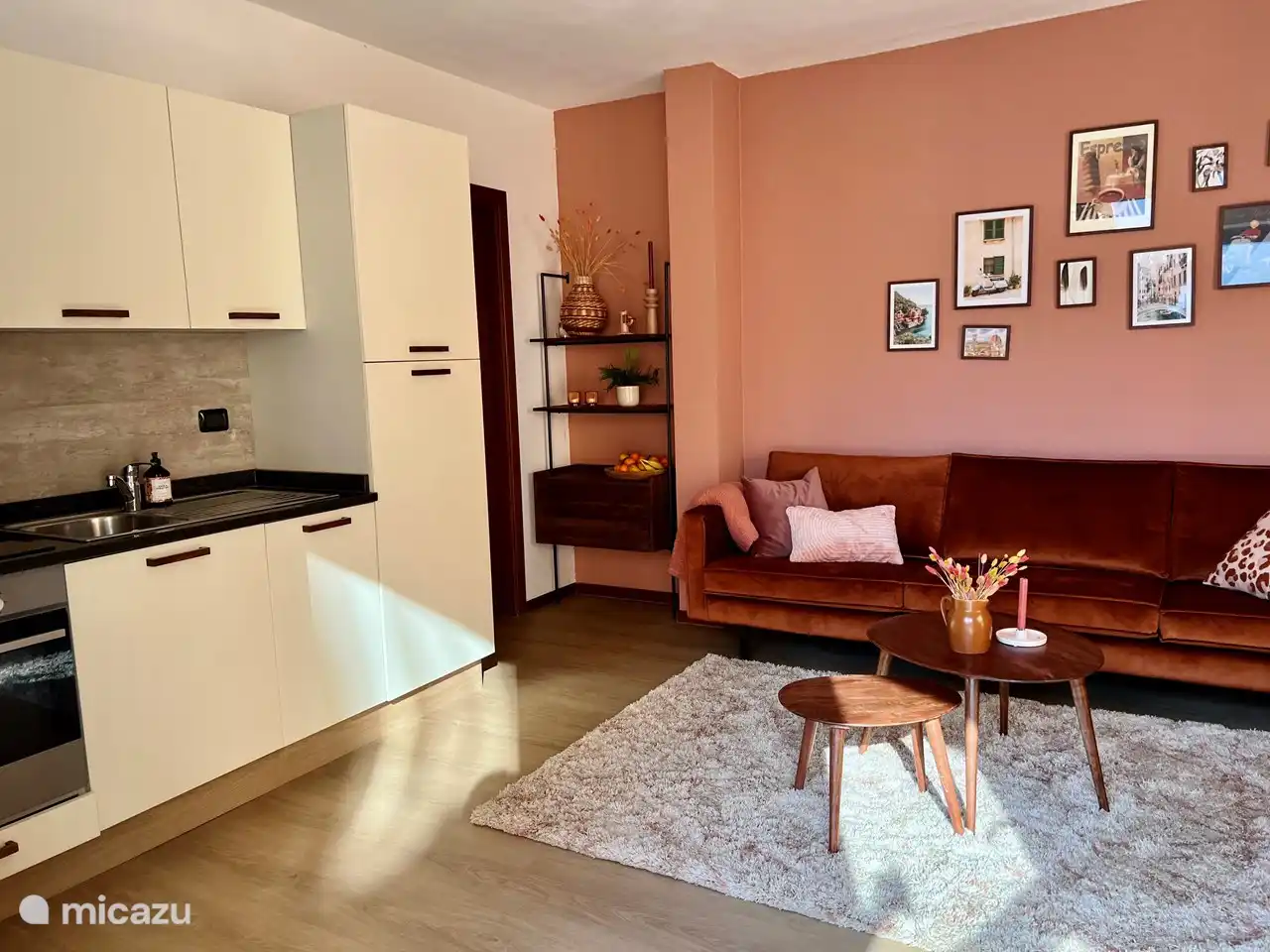 Woonkamer met keuken