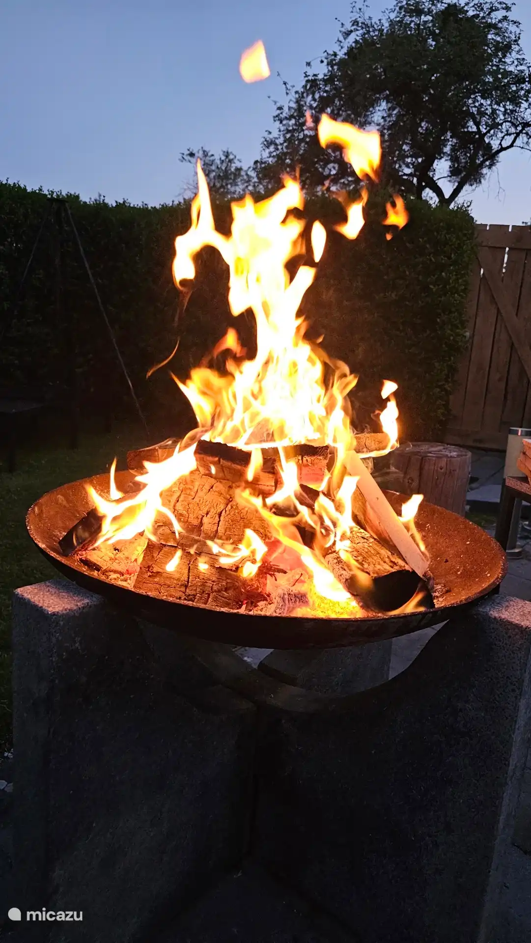 wood fire for the fire bowl is available... Conviviality abounds, both in winter and summer!