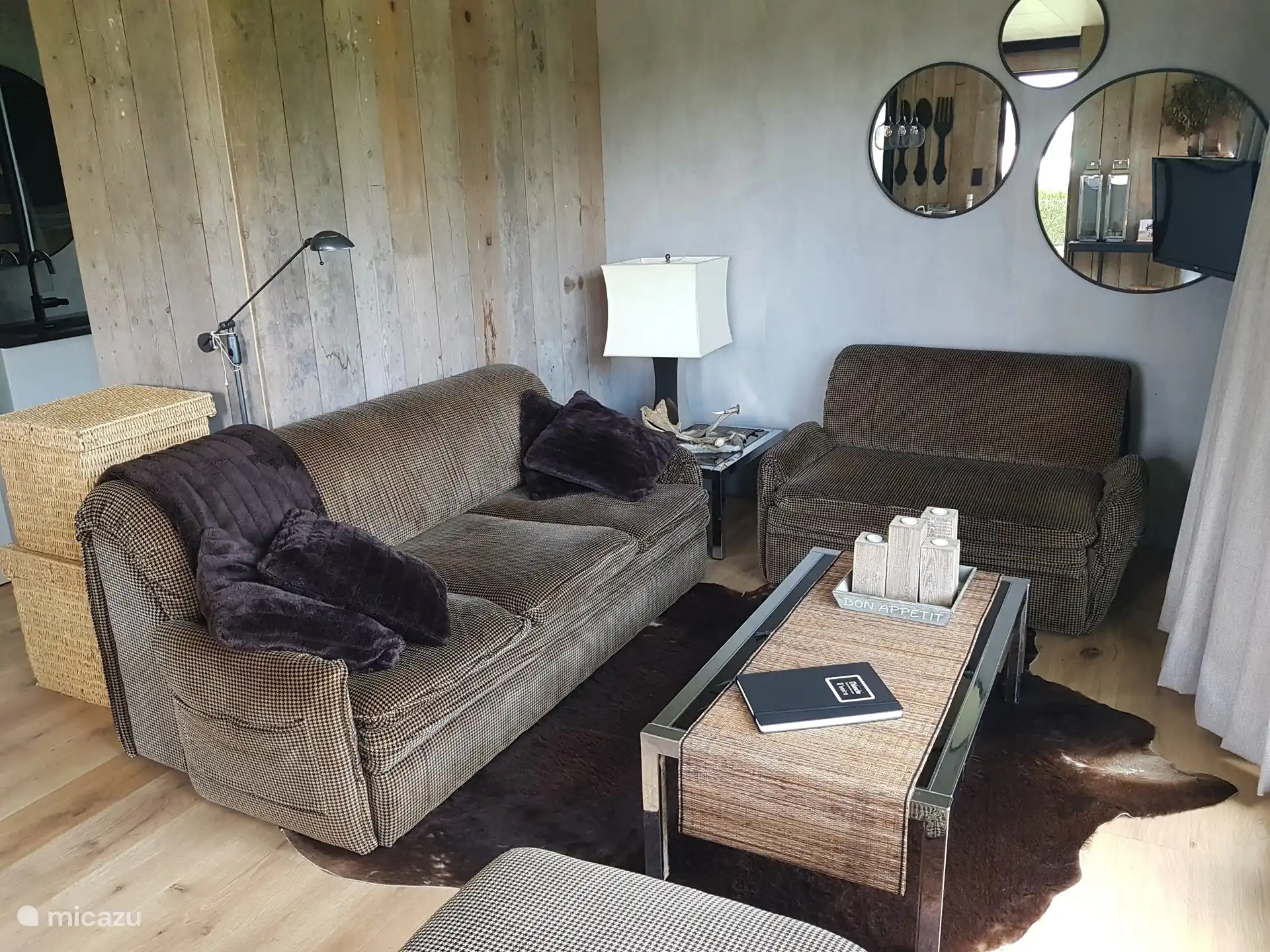 cozy sitting area, with TV and chromecast, also board games are ready!