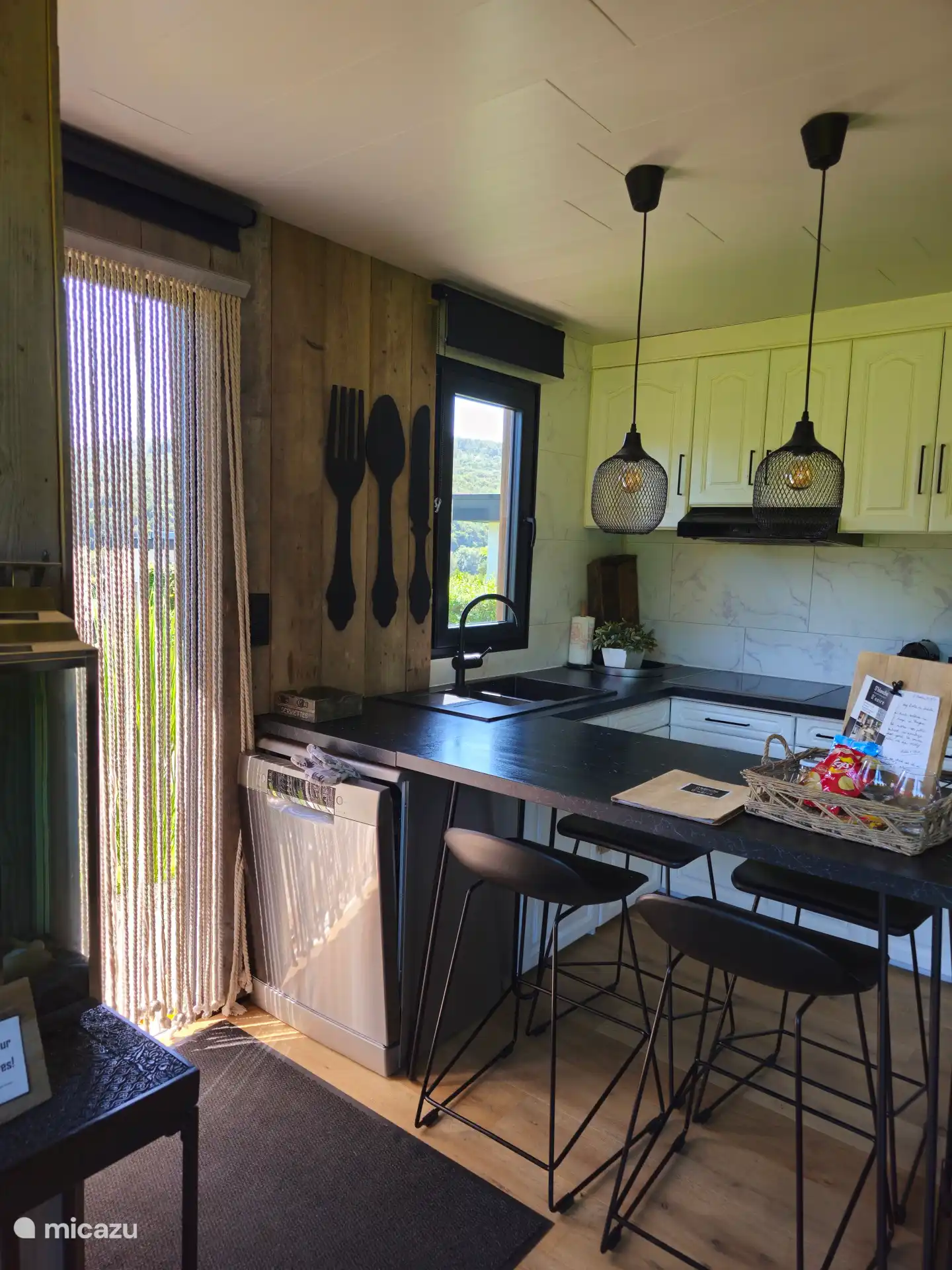 Kitchen area with dishwasher, induction hob, and more!