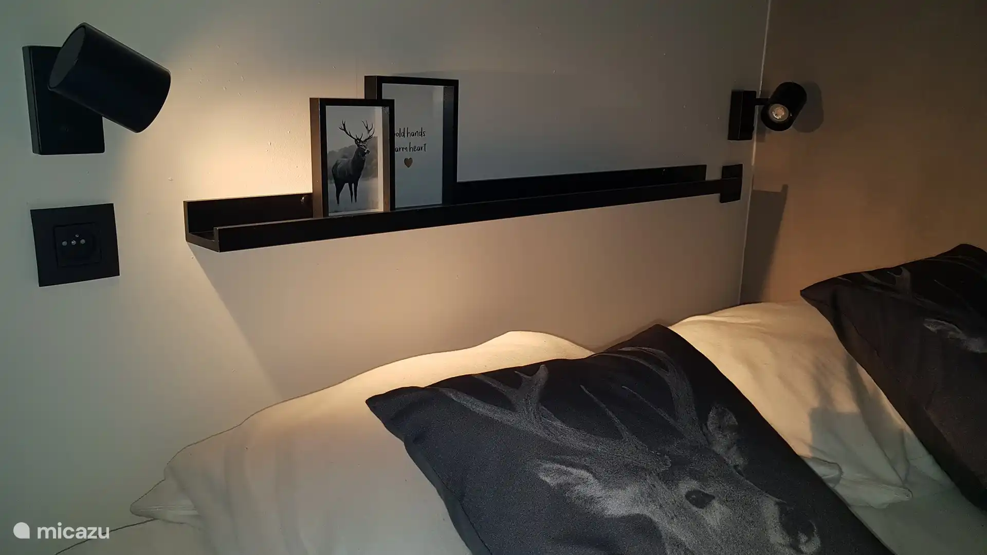 bed, 160x220, with dimmable reading lights