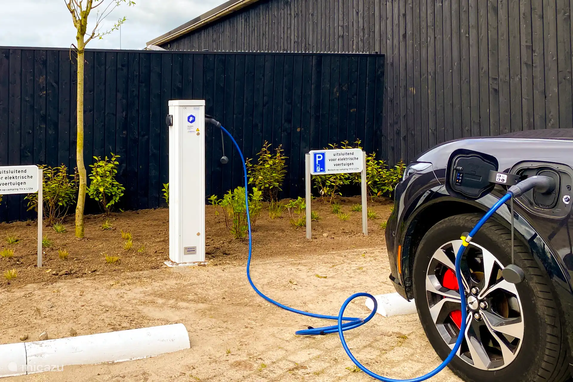 Oplaadpalen op de openbare parkeerplaats op loopafstand van de Grutte Fiif Safarilodge