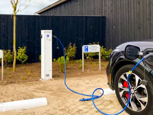 Pavillon Grutte Fiif Safari avec climatisation | Pays-Bas, Frise, Grouw - glamping / tente safari / yourte Stations de recharge sur le parking public à distance de marche du Grutte Fiif Safarilodge