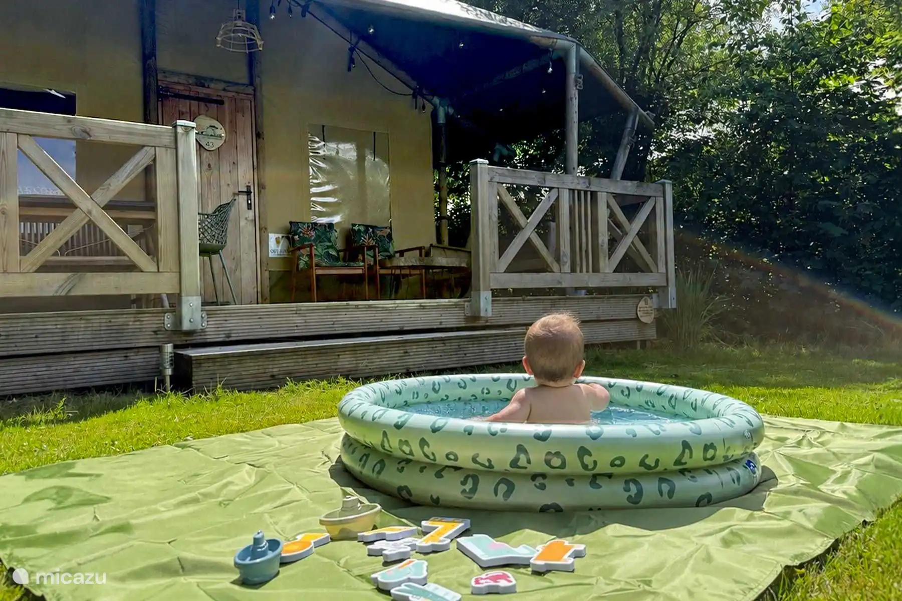 Es gibt ein Baby- und ein aufblasbares Becken für Kleinkinder. Außerdem gibt es einen Gartenschlauch und Spielzeug für das Wasser