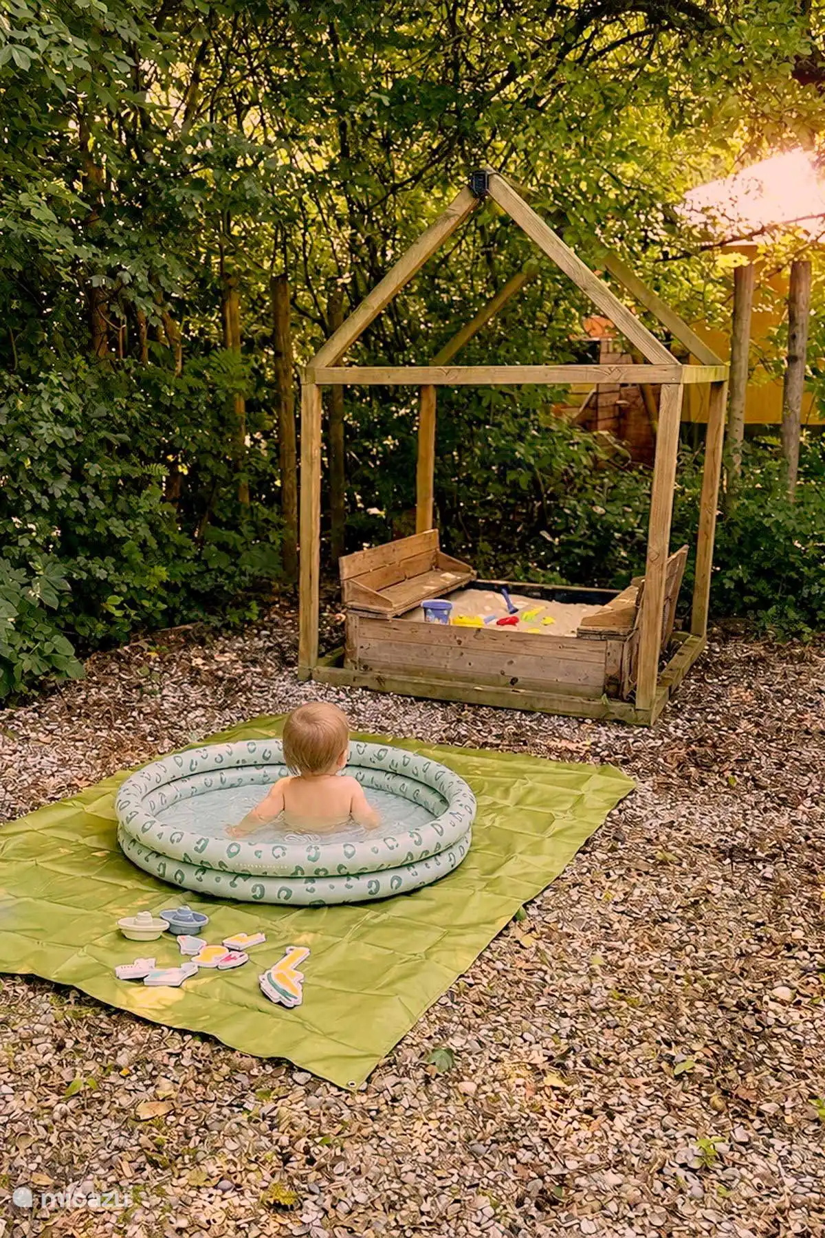 Es gibt ein Baby- und ein aufblasbares Becken für Kleinkinder. Außerdem gibt es einen Gartenschlauch und Spielzeug für das Wasser