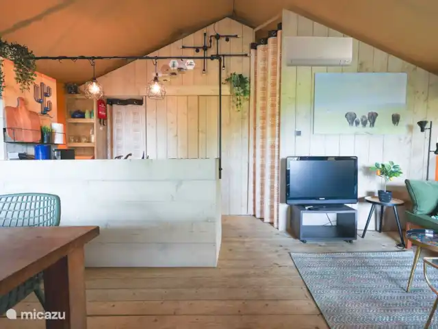 Pavillon Grutte Fiif Safari avec climatisation | Pays-Bas, Frise, Grouw - glamping / tente safari / yourte Séjour spacieux avec cuisine, coin salon, climatisation, Wifi gratuit et TV Chromecast et ensemble de salle à manger