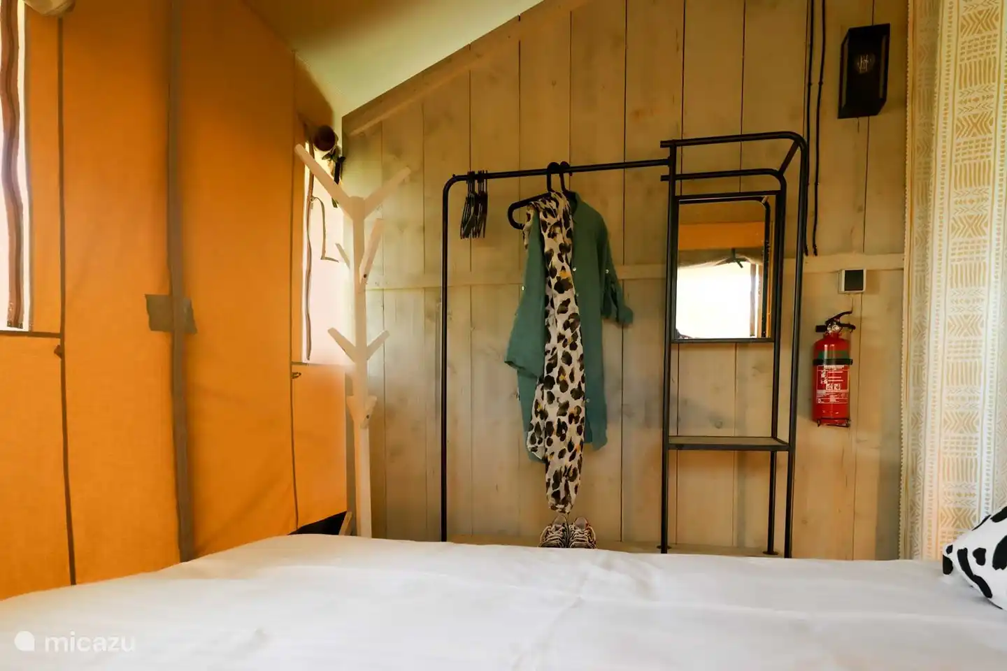 Kledingrek in de slaapkamer met tweepersoonsbed