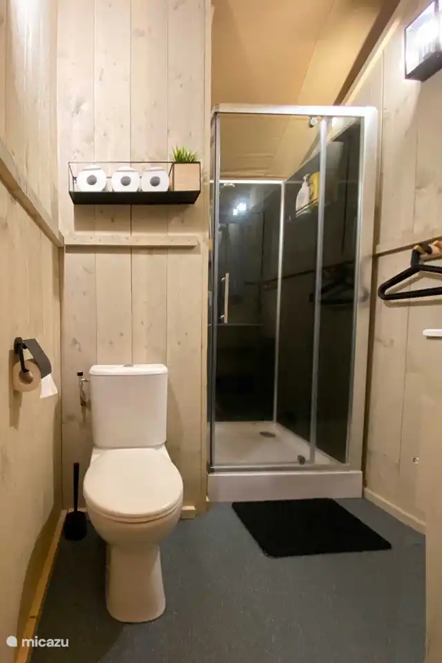 Glamping safariten in Grou met eigen badkamer met douche, wc en wastafel