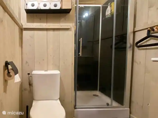 Pavillon Grutte Fiif Safari avec climatisation | Pays-Bas, Frise, Grouw - glamping / tente safari / yourte Safaris glamping à Grou avec salle de bain privée avec douche, toilette et lavabo