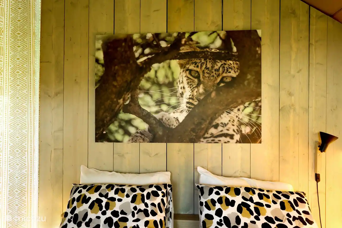 Heerlijke matrassen op de bedden in de glamping tent Grutte Fiif Safarilodge Grou