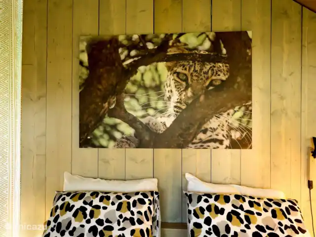 Pavillon Grutte Fiif Safari avec climatisation | Pays-Bas, Frise, Grouw - glamping / tente safari / yourte Merveilleux matelas sur les lits de la tente glamping Grutte Fiif Safarilodge Grou