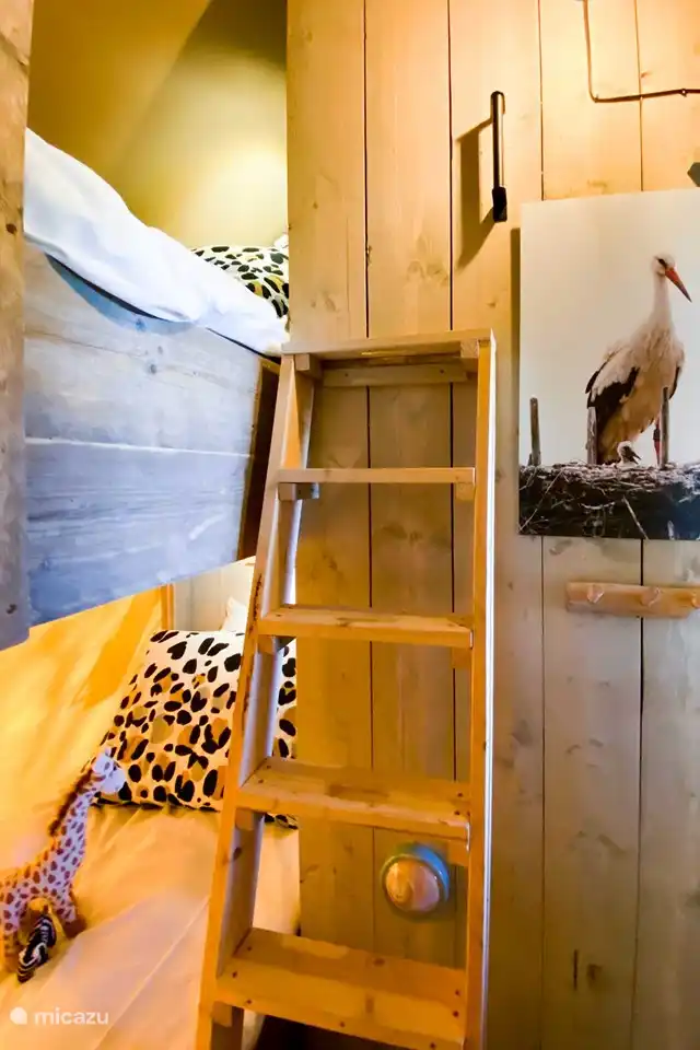 Knusse kinderkamer met stapelbed voor 2 personen
