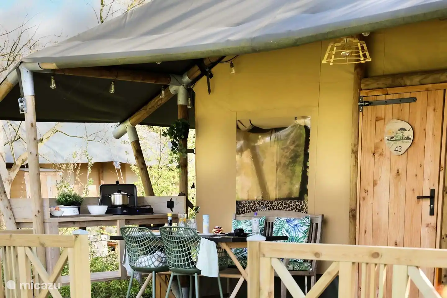 Grote overdekte veranda met unieke buitenkeuken met gascomfort en elektrische pannenkoekenmaker. Uniek op waterpark Yn'e Lijte in Grou