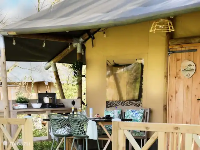 Pavillon Grutte Fiif Safari avec climatisation | Pays-Bas, Frise, Grouw - glamping / tente safari / yourte Grande véranda couverte avec cuisine extérieure unique avec confort gaz et crêpière électrique. Unique au parc aquatique Yn'e Lijte à Grou