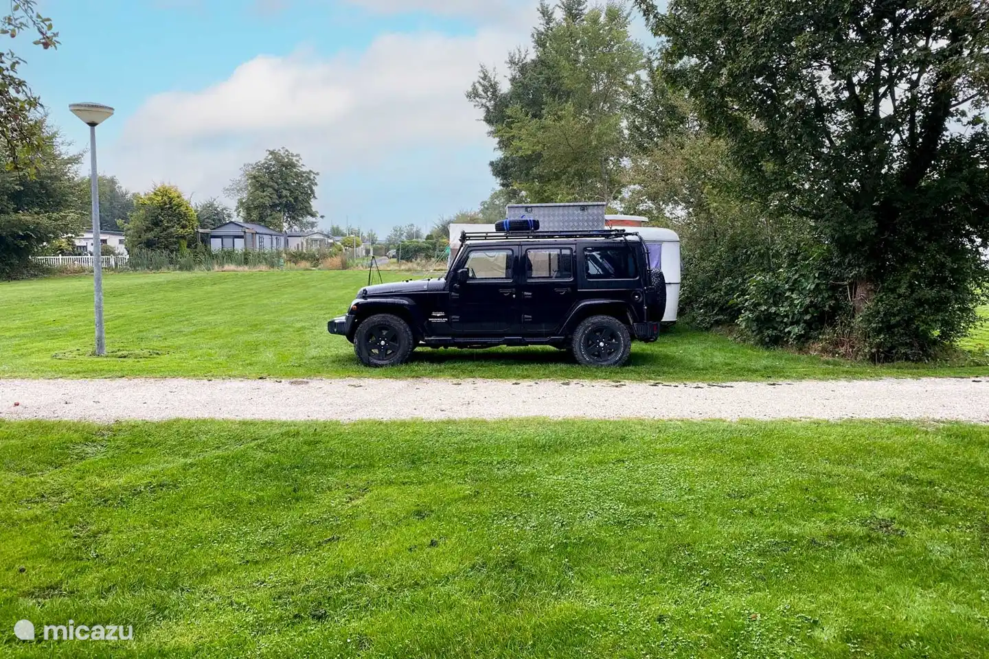Uitzicht over het kampeerveldje vanaf de veranda