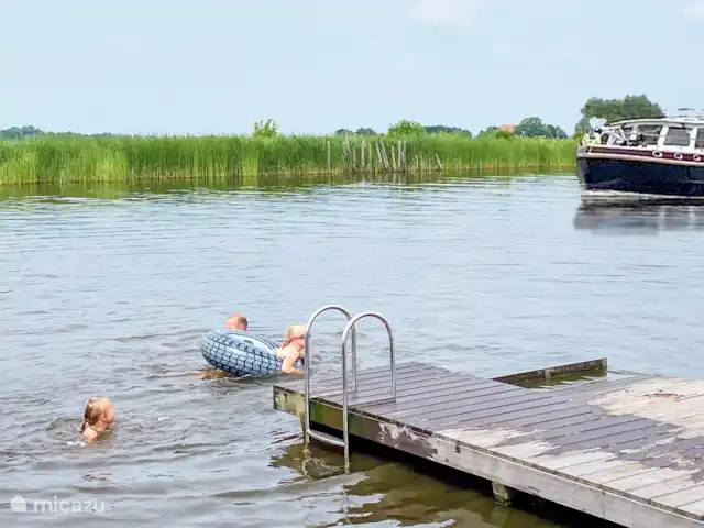 Pavillon Grutte Fiif Safari avec climatisation | Pays-Bas, Frise, Grouw - glamping / tente safari / yourte Nager ou dîner depuis la Promenadesteiger du parc, à quelques pas du Grutte Fiif Safarilodge