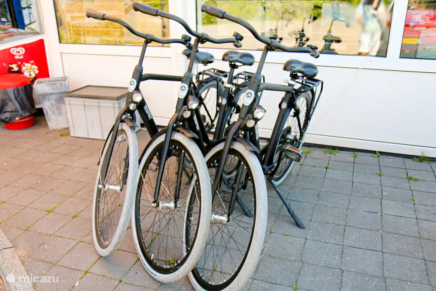 De pontjesroute fietsen zoals de '8 van Grou'-route is een aanrader. Vraag evt de receptie waar je fietsen kunt huren