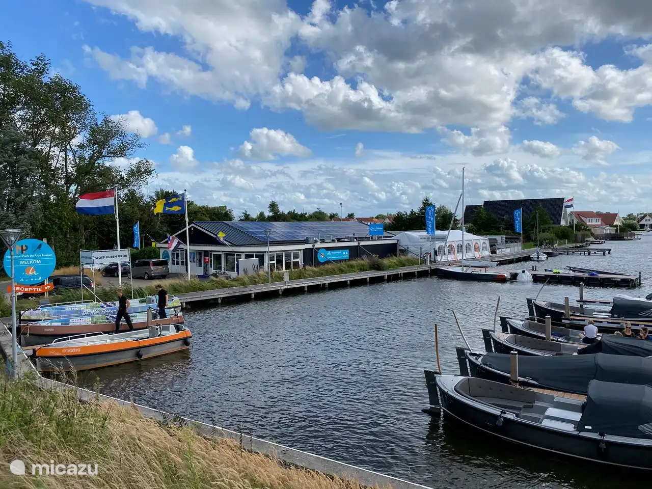 Restaurant en receptie van Yn'e Lijte watersportcamping in Grou waar Grutte Fiif Safarilodge glampingtent staat