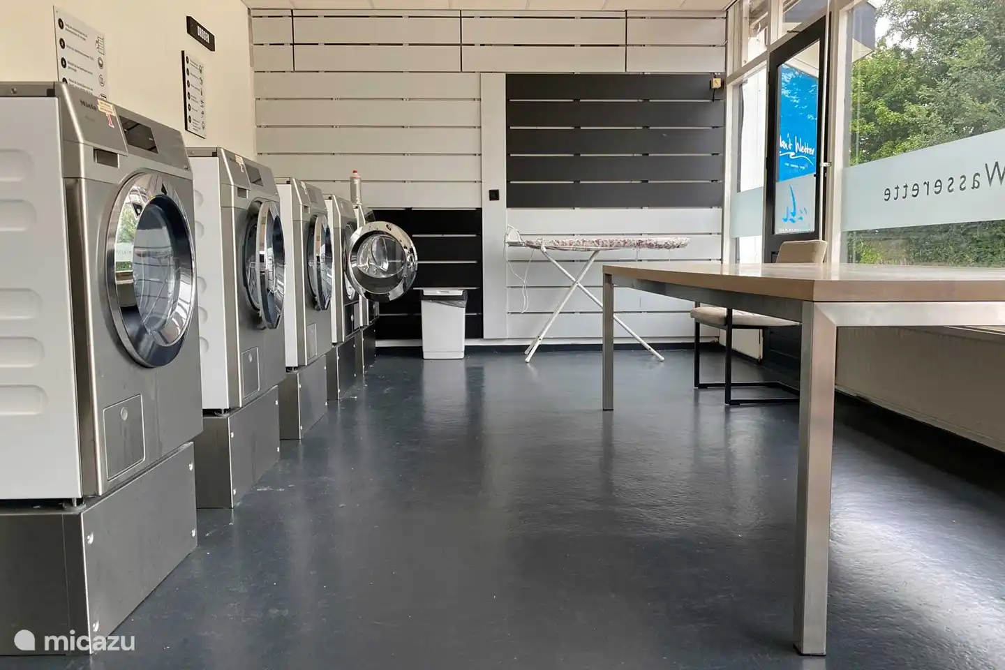 Wasserette bij de Grutte Fiif Safarilodge op Yn'e Lijte watersportcamping in Grou