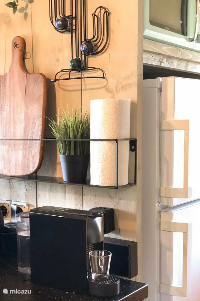 Keuken met oa Nespresso Original koffieapparaat