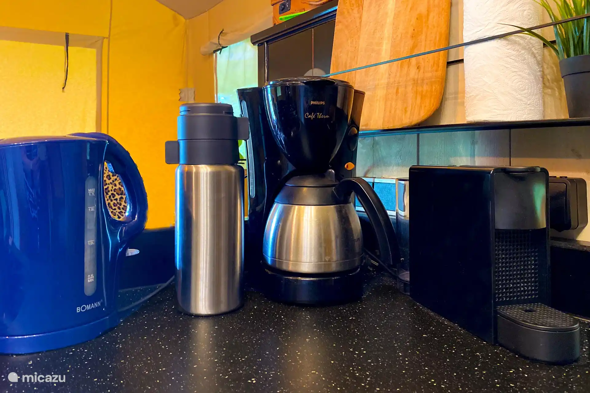 Koffie en thee faciliteiten: waterkoker, koffiefilterapparaat, nespresso origin en een thermosfles voor onderweg