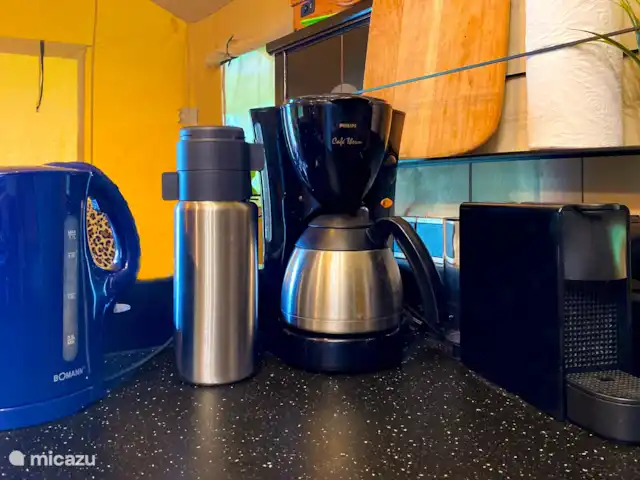 Pavillon Grutte Fiif Safari avec climatisation | Pays-Bas, Frise, Grouw - glamping / tente safari / yourte Cafetière et théière : bouilloire, machine à café filtre, Nespresso d’origine et une bouteille thermos pour les déplacements