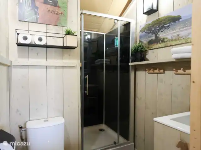 Pavillon Grutte Fiif Safari avec climatisation | Pays-Bas, Frise, Grouw - glamping / tente safari / yourte Salle de bain avec douche, WC et lavabo. Un sèche-cheveux est également disponible