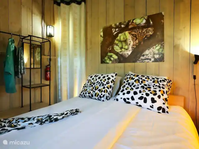 Pavillon Grutte Fiif Safari avec climatisation | Pays-Bas, Frise, Grouw - glamping / tente safari / yourte Chambre à coucher atmosphérique avec lit double et portant