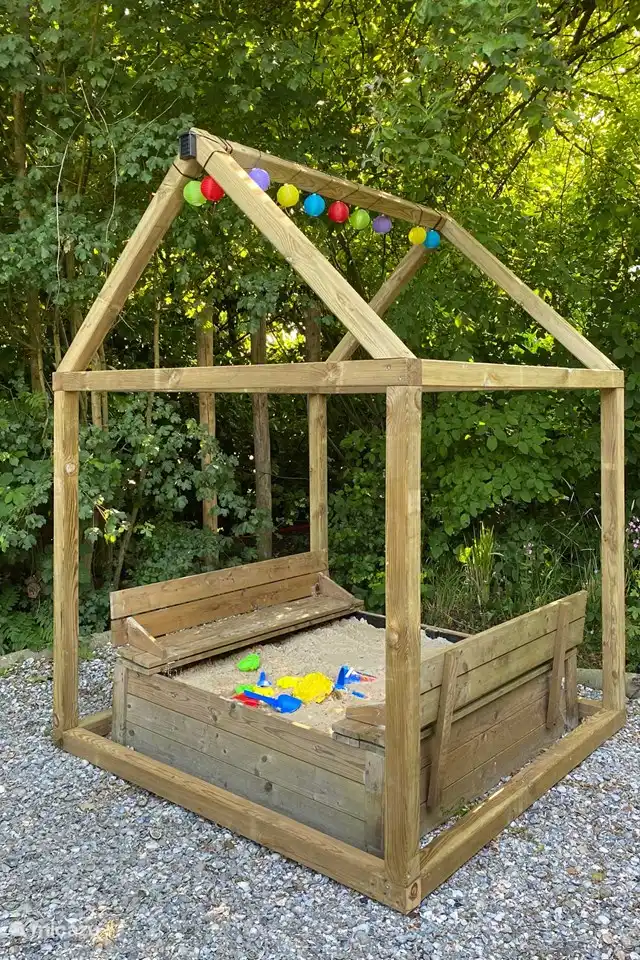 Zandbak met eigen huisje, voor de kinderen in de achtertuin bij de Grutte Fiif Safarilodge