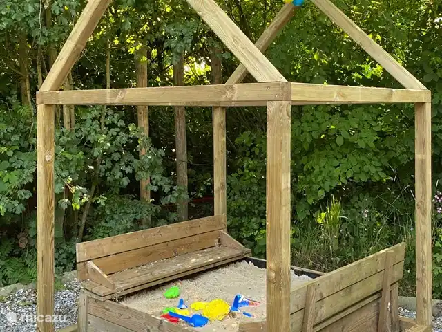 Pavillon Grutte Fiif Safari avec climatisation | Pays-Bas, Frise, Grouw - glamping / tente safari / yourte Bac à sable avec sa propre maison, pour les enfants dans la cour arrière du Grutte Fiif Safarilodge