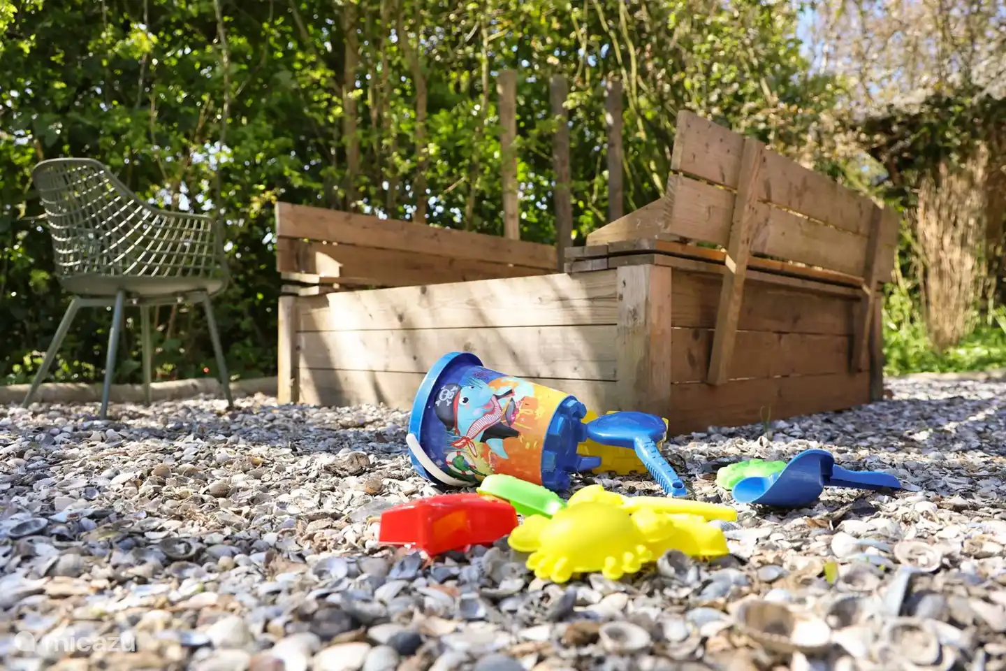 In de beschutte achtertuin is ook een zandbak