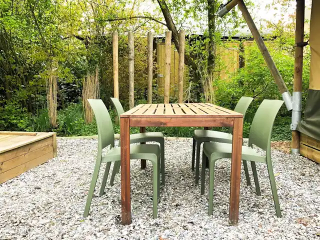Pavillon Grutte Fiif Safari avec climatisation | Pays-Bas, Frise, Grouw - glamping / tente safari / yourte Dans la cour arrière abritée se trouve un ensemble de salle à manger et un barbecue Weber