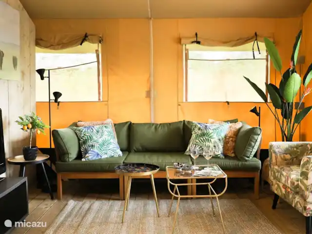Pavillon Grutte Fiif Safari avec climatisation | Pays-Bas, Frise, Grouw - glamping / tente safari / yourte Coin salon dans la tente de glamping Grutte Fiif Safarilodge. TV avec wifi et chromecast