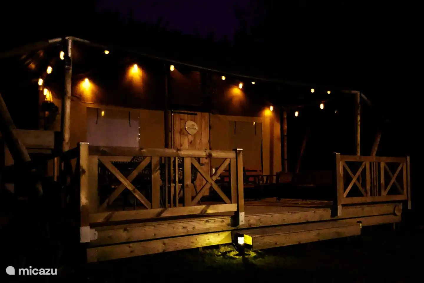 Grutte Fiif Safarilodge in Grou is sfeervol verlicht in de avond.