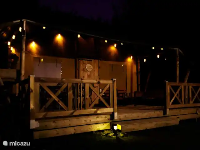 Pavillon Grutte Fiif Safari avec climatisation | Pays-Bas, Frise, Grouw - glamping / tente safari / yourte Grutte Fiif Safarilodge à Grou est joliment éclairé le soir.
