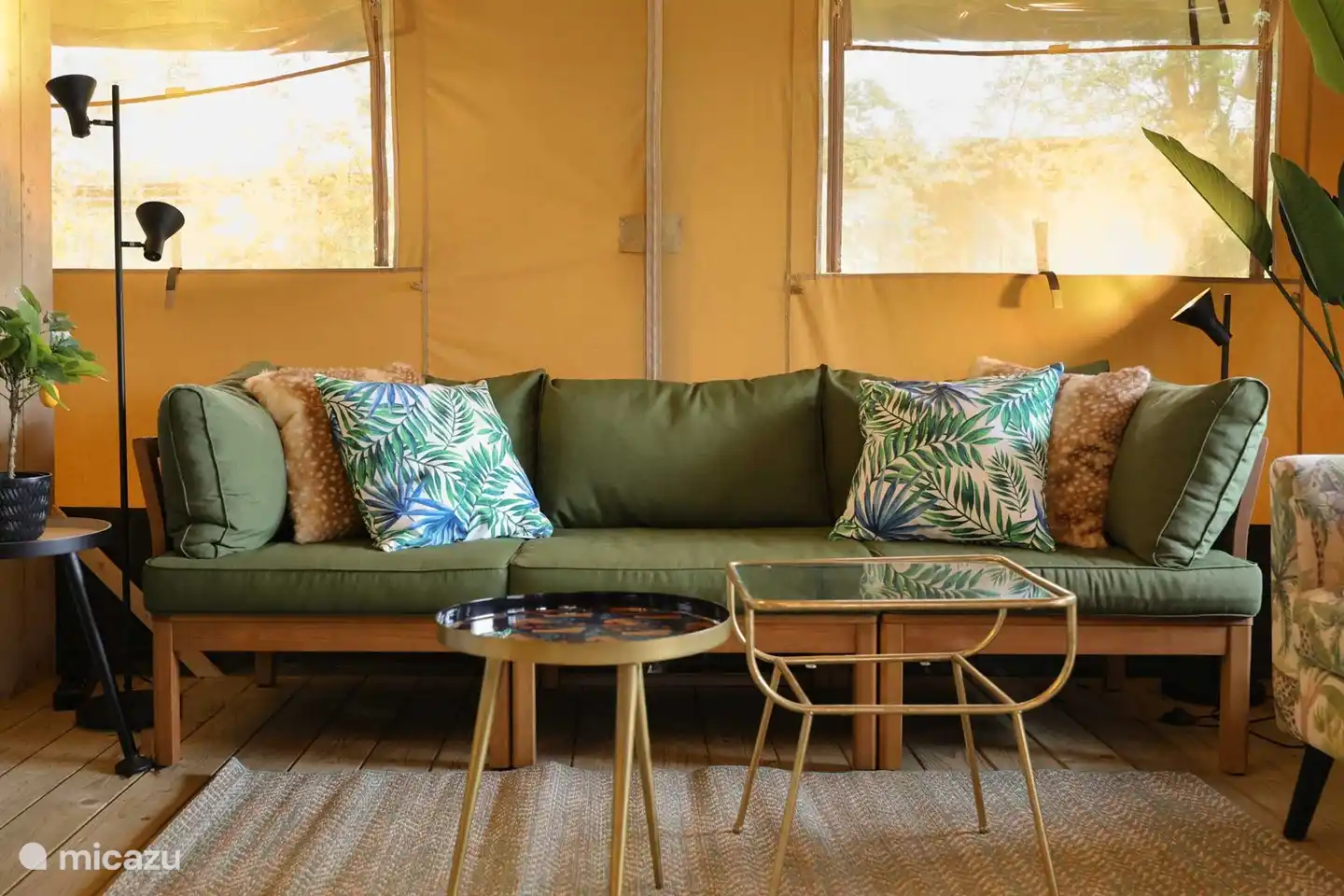 Lekkere loungebank in de glamping tent