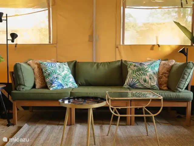 Pavillon Grutte Fiif Safari avec climatisation | Pays-Bas, Frise, Grouw - glamping / tente safari / yourte Joli canapé lounge dans la tente glamping