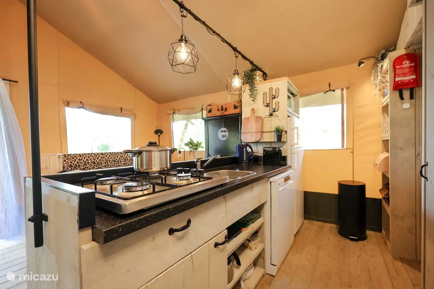 Keuken met vaatwasser, gaskookplaat, magnetron, grote koelkast met diepvriesvak, waterkoker, Nespresso original, koffiezetapparaat en veel serviesgoed