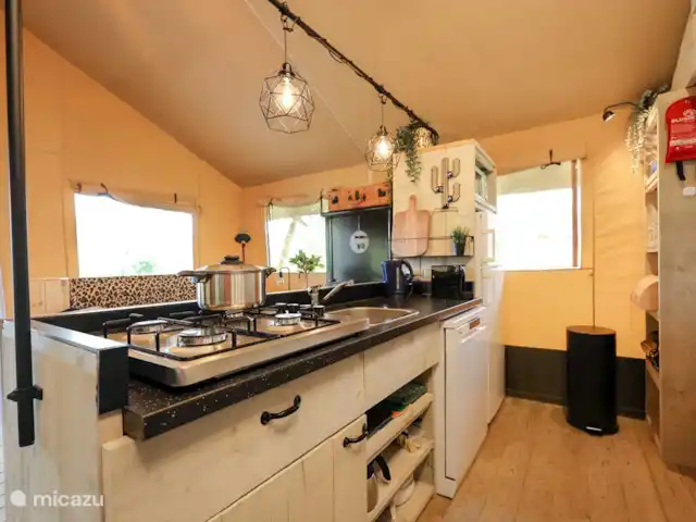 Pavillon Grutte Fiif Safari avec climatisation | Pays-Bas, Frise, Grouw - glamping / tente safari / yourte Cuisine avec lave-vaisselle, plaques gaz, micro-ondes, grand réfrigérateur avec compartiment congélateur, bouilloire, Nespresso d'origine, cafetière et vaisselle en abondance