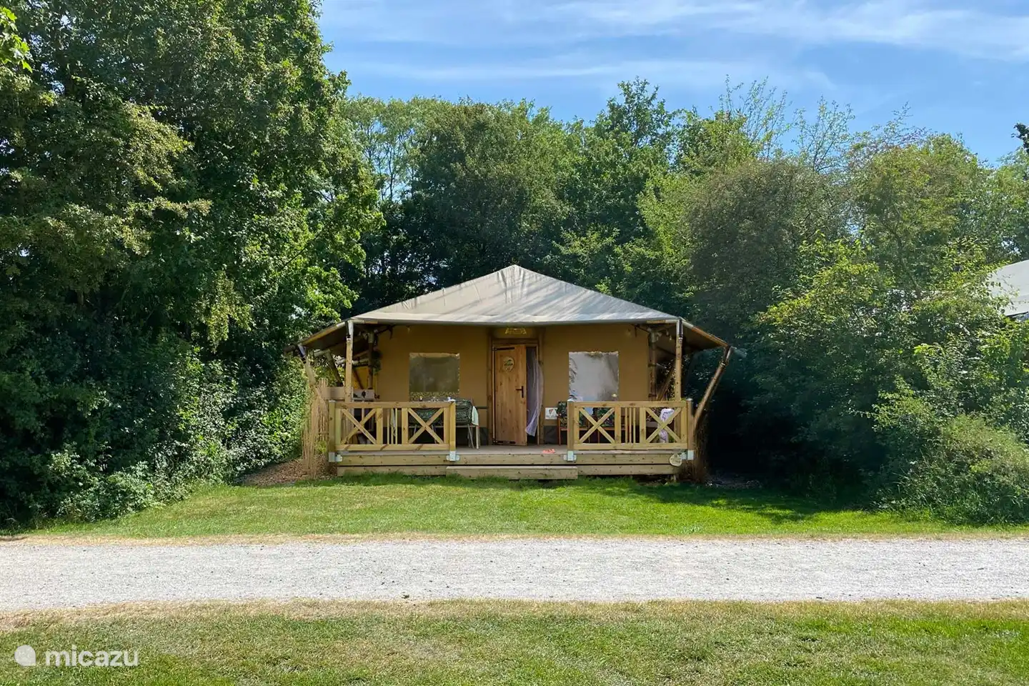 De glampingtent Grutte Fiif in Grou op watersportpark Yn'e Lijte staat op een prachtige groene plek